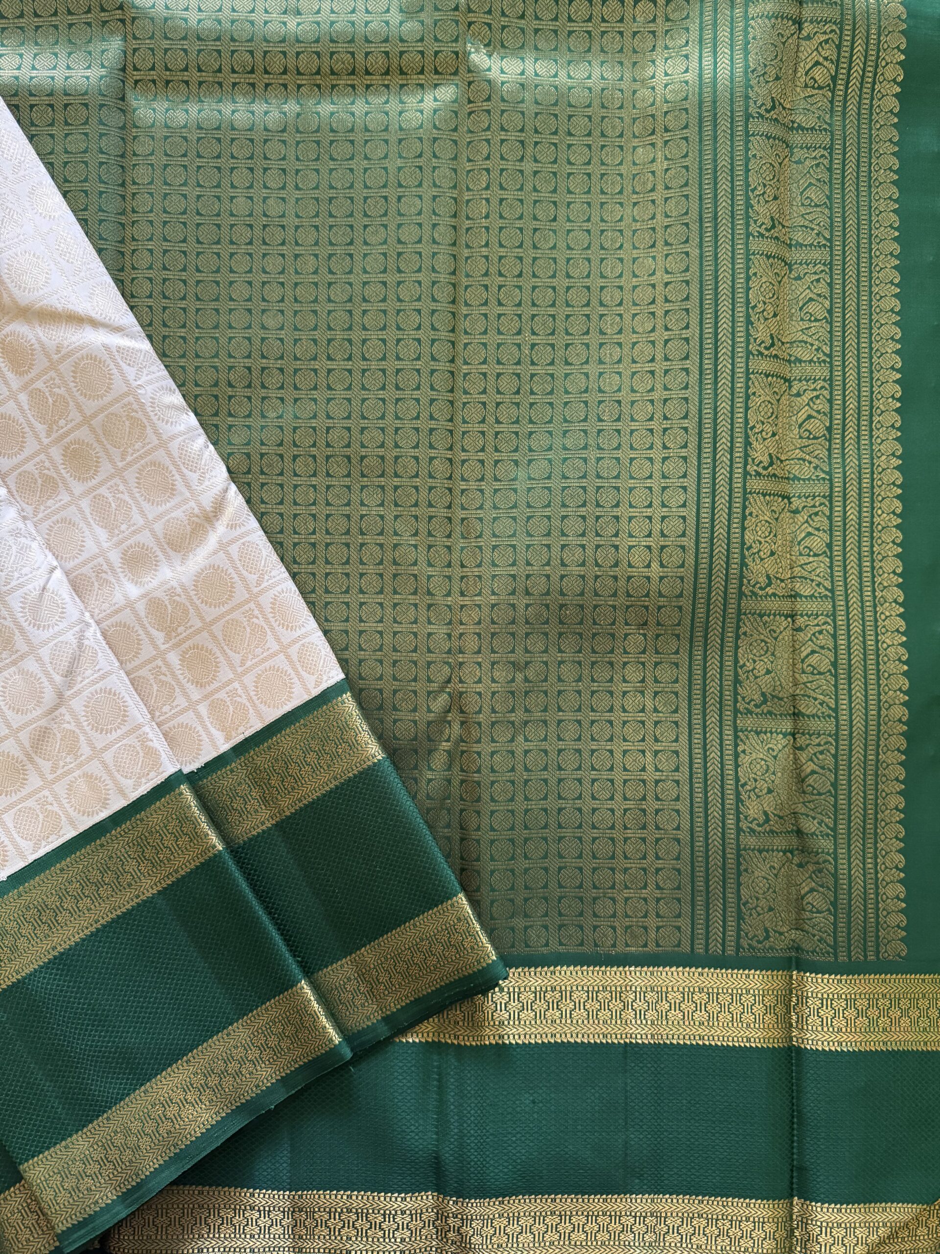 Heavy emerald green silk pallu with dense 3g gold zari traditional weaving